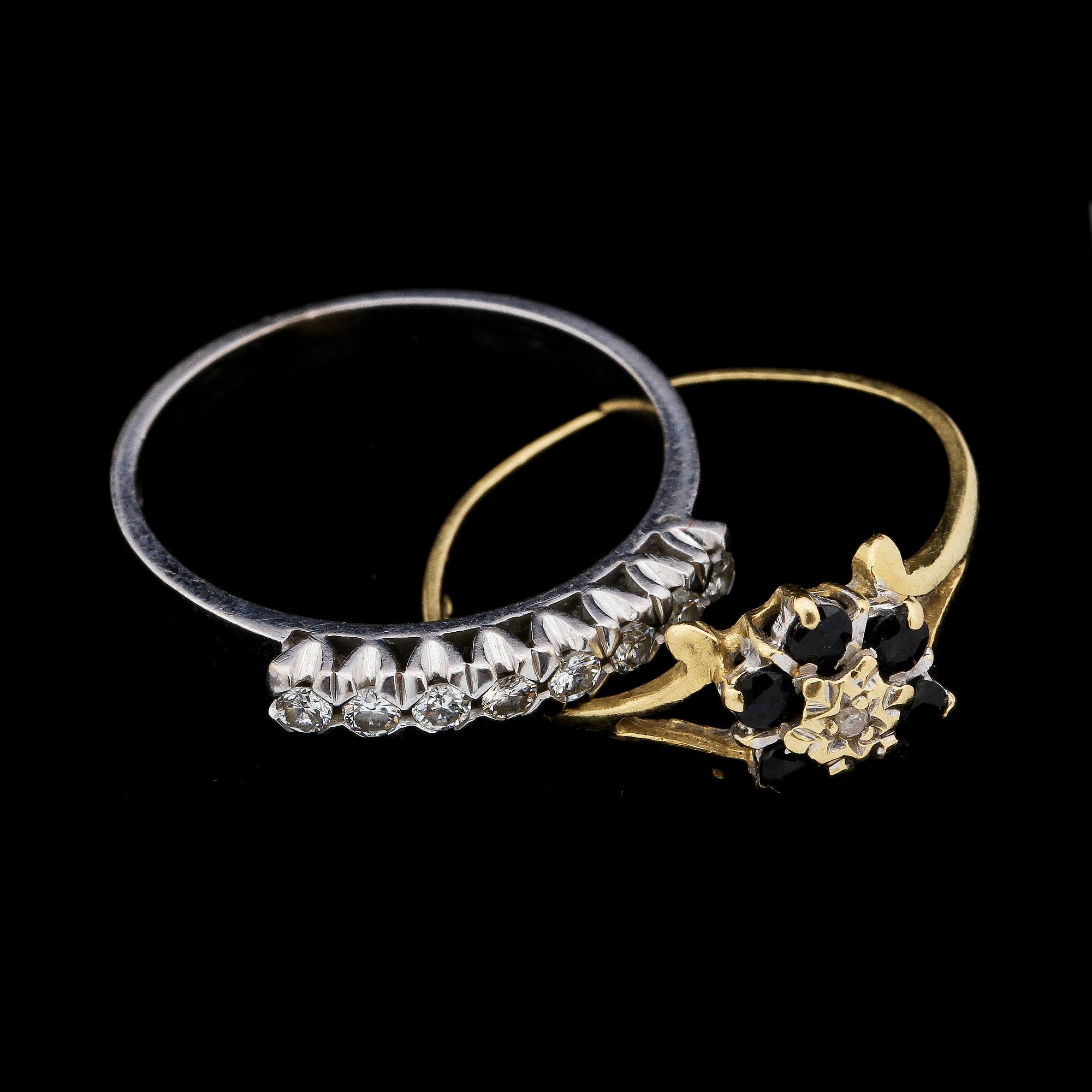 RINGAR, 2 st, 18k vitguld med 8 briljantslipade diamanter, tot 0.20 ct resp 18k guld med 6 safirer samt en diamant. 5 g.