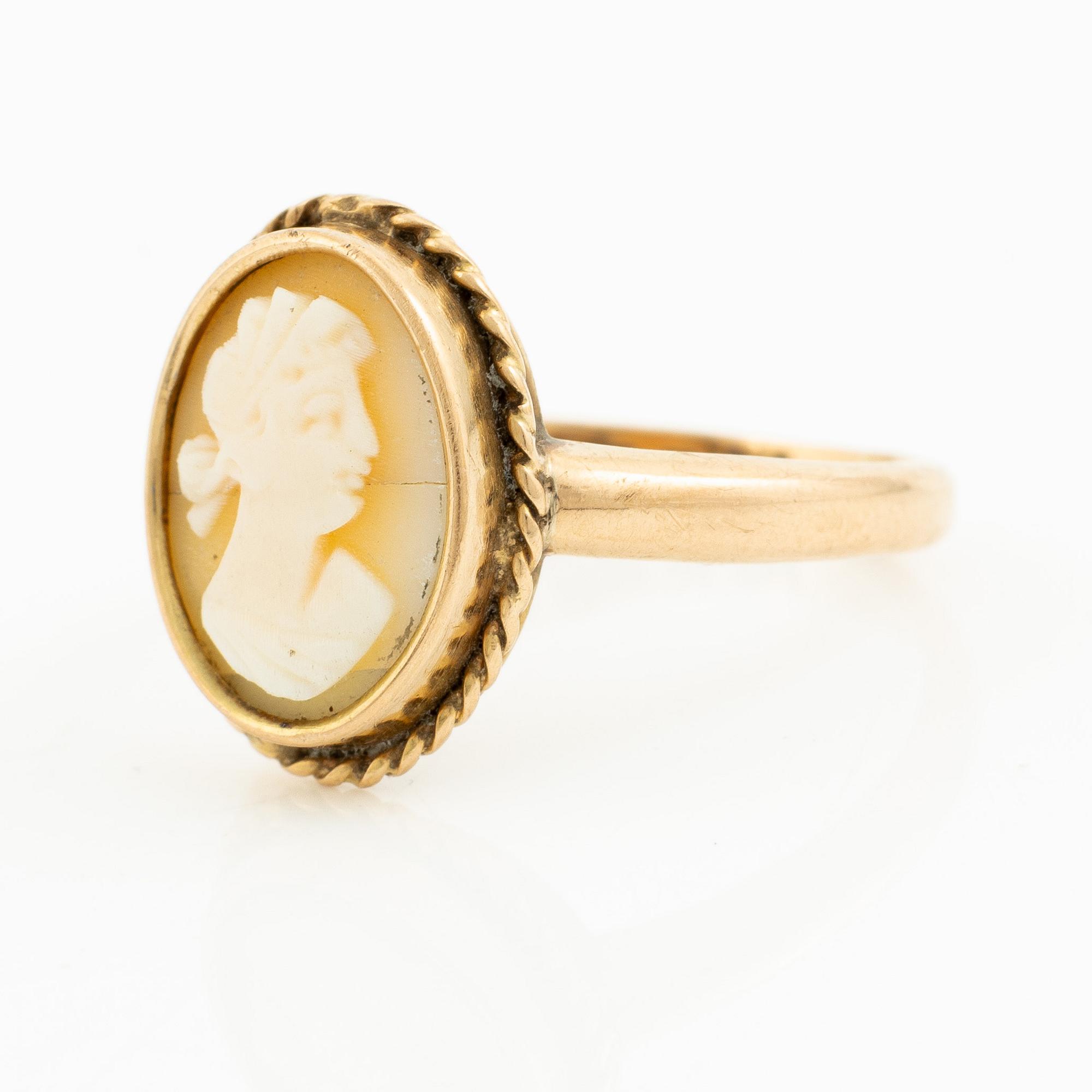 Ring 18K gold with a shell cameo.