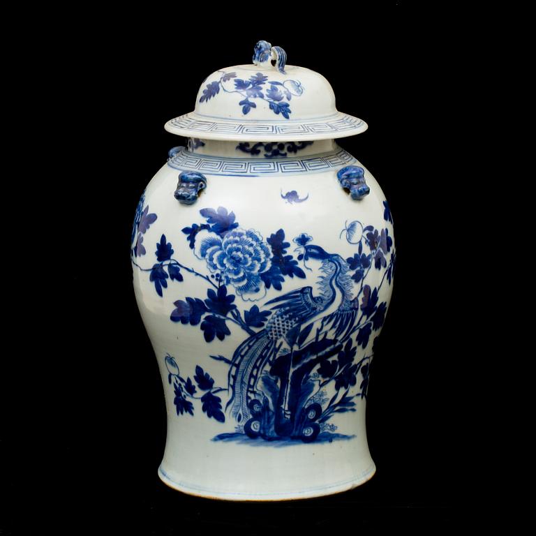 URNA med LOCK, porslin, Kina, 1800/1900-tal.