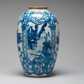 A large blue and white jar, Qing dynasty, Kangxi (1662-1722).