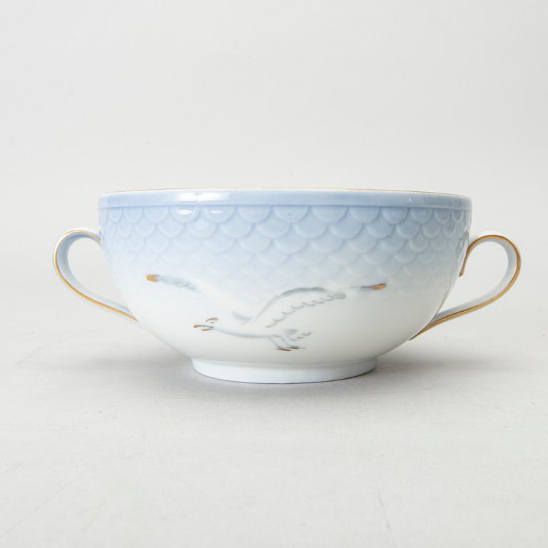 BULJONGKOPPAR med FAT, 10 st, porslin, "Måsen", Royal Copenhagen, 1900-tal.