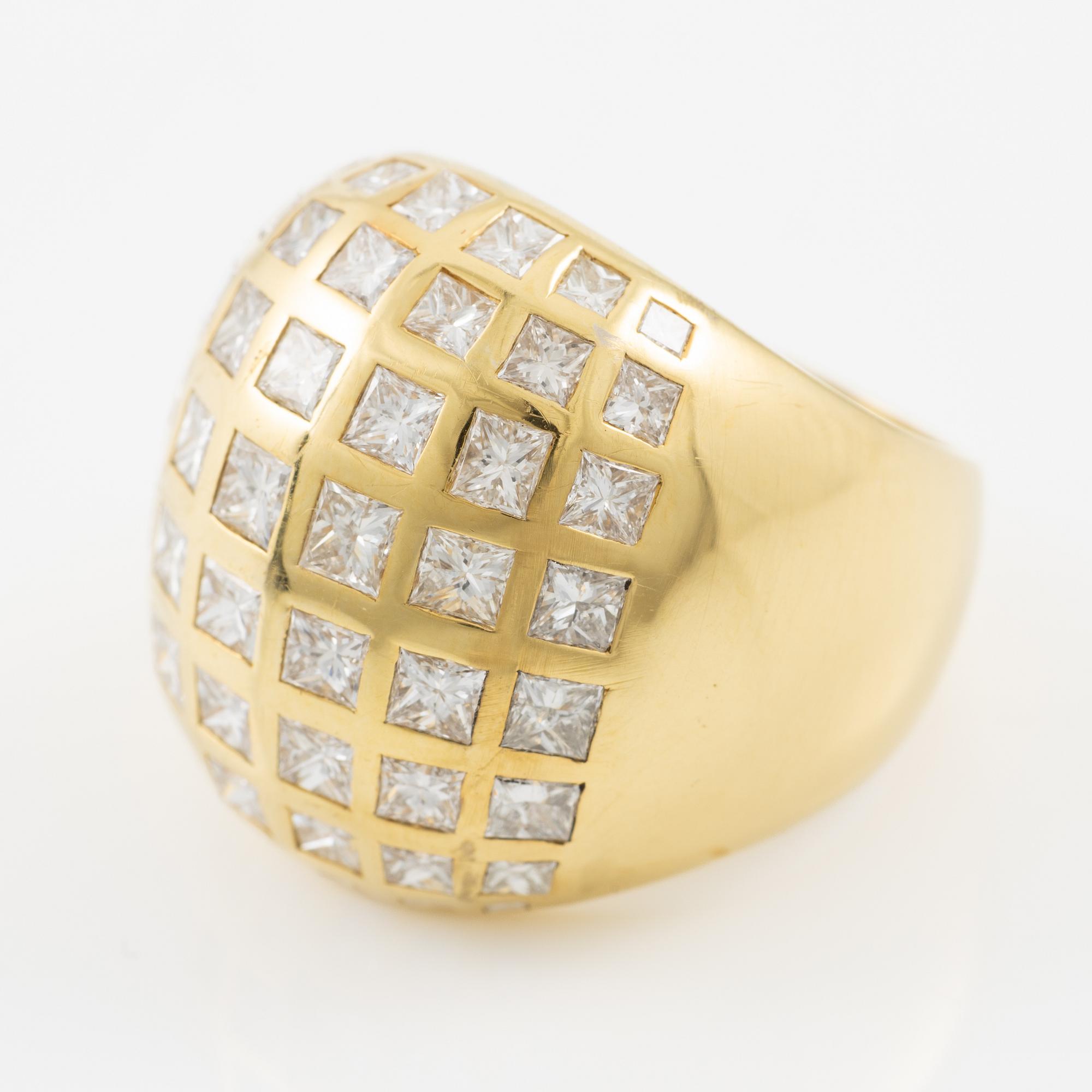 Ring 18K gold bombe model with princess-cut diamonds.