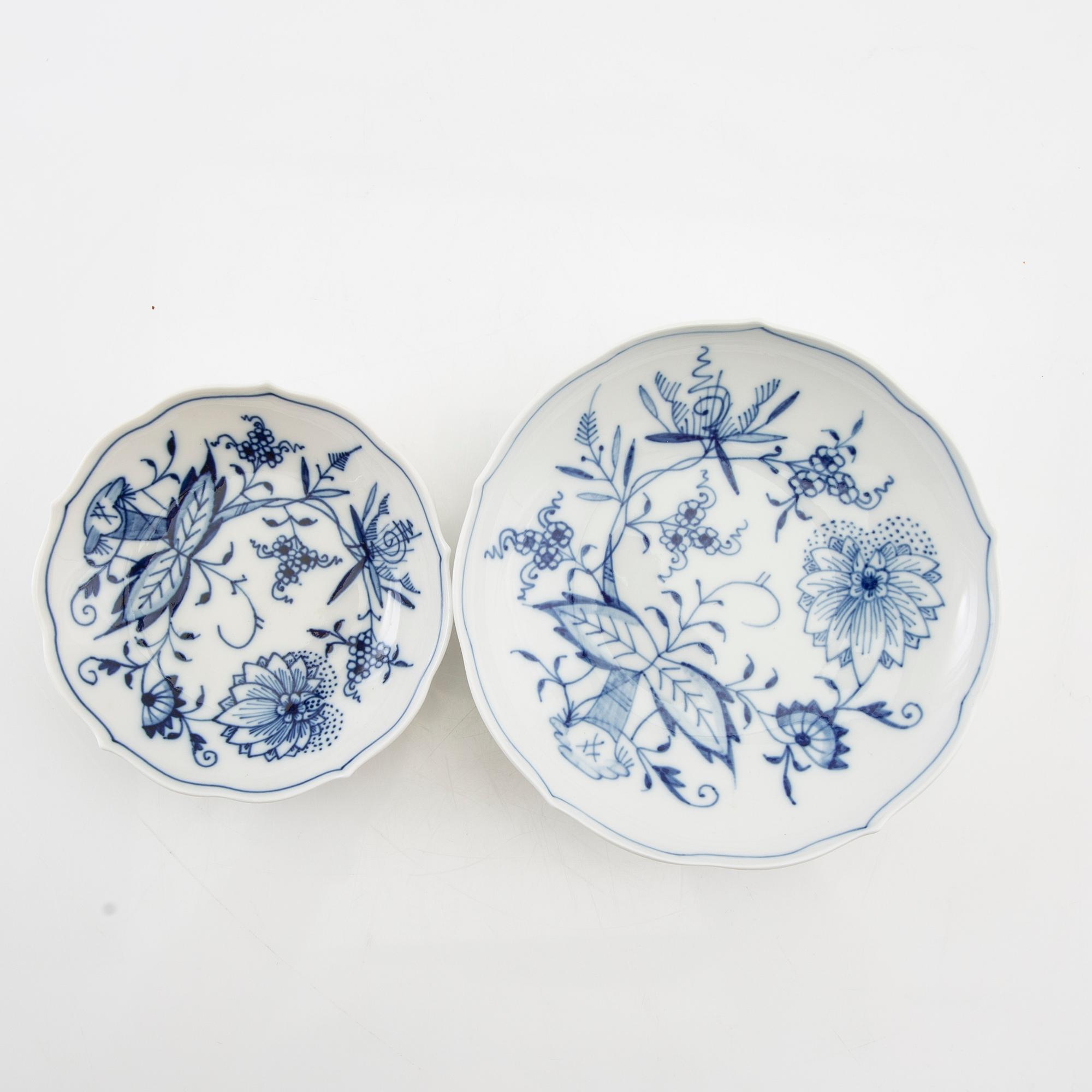 Service 89 pcs "Onion Pattern" Meissen, second half of the 20th century.