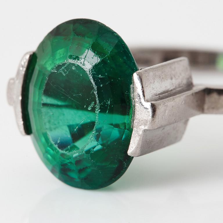 Wiwen Nilsson, an 18 k white gold ring with a facet cut turmaline, Lund 1958.