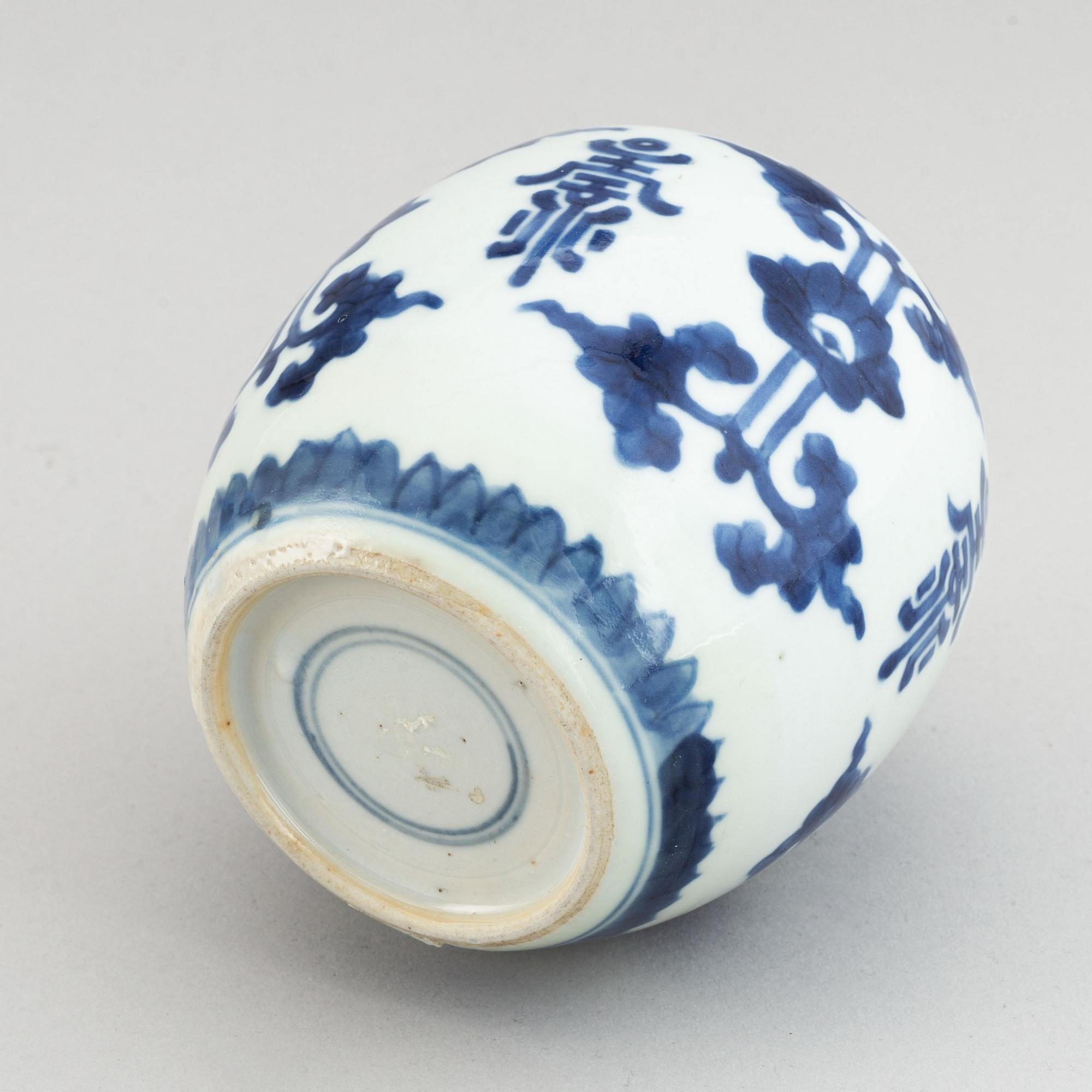 A blue and white jar, Qing dynasty, Kangxi (1662-1722).
