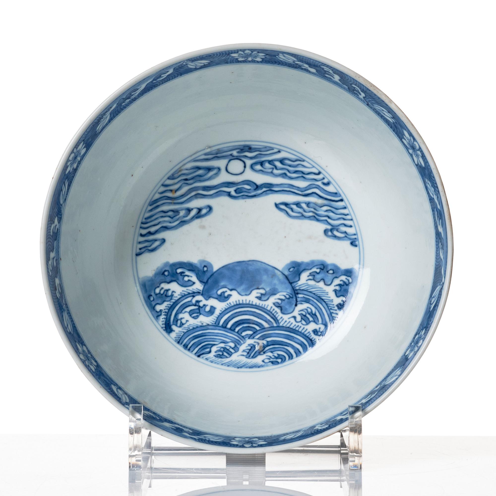 A blue and white bowl, Qing dynasty, Kangxi (1662-1722).