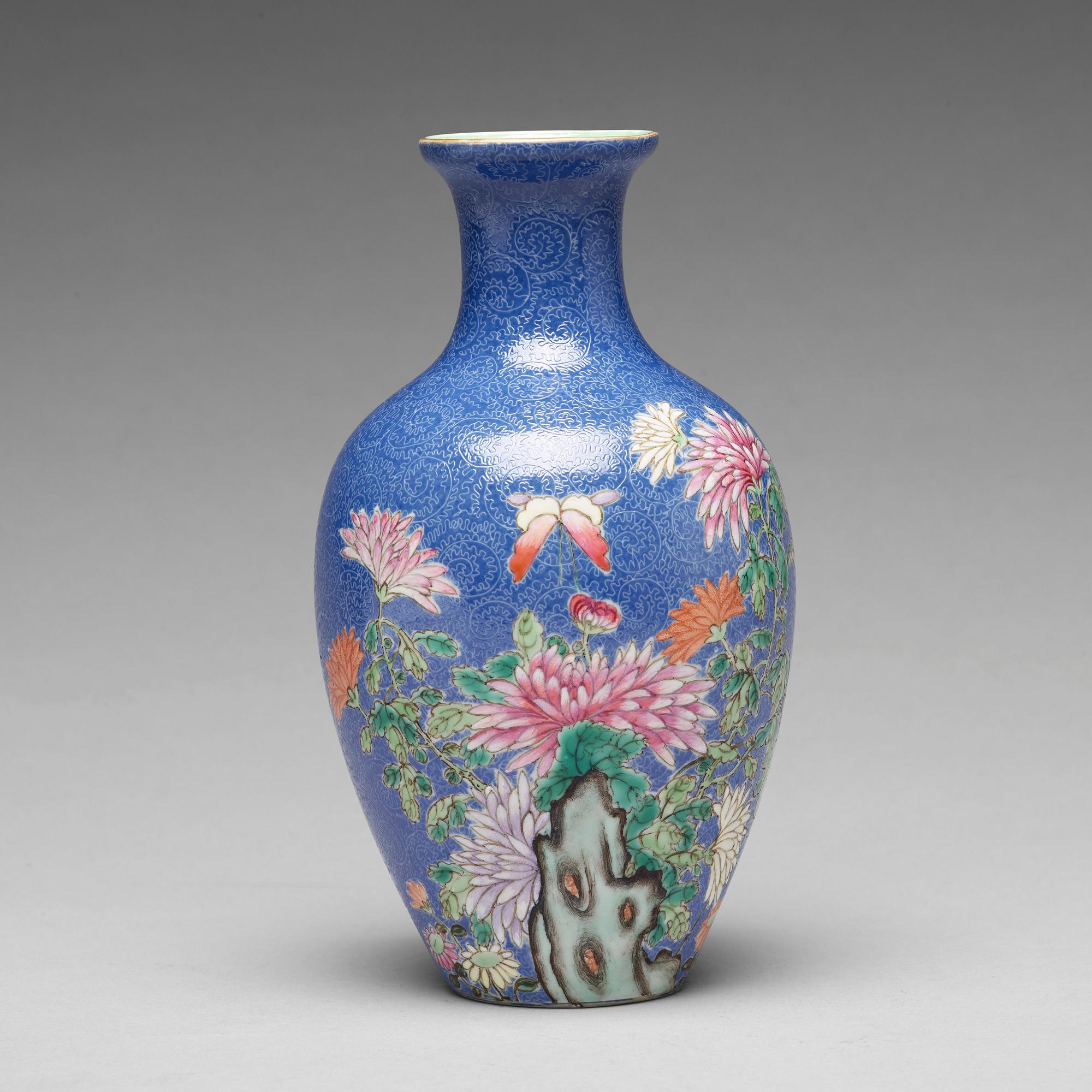 A Chinese sgrafitto vase, Republik, 20th Century.