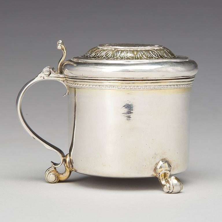 Bengt Biörn, miniatyrdryckeskanna, silver, Västerås 1736. Senbarock.