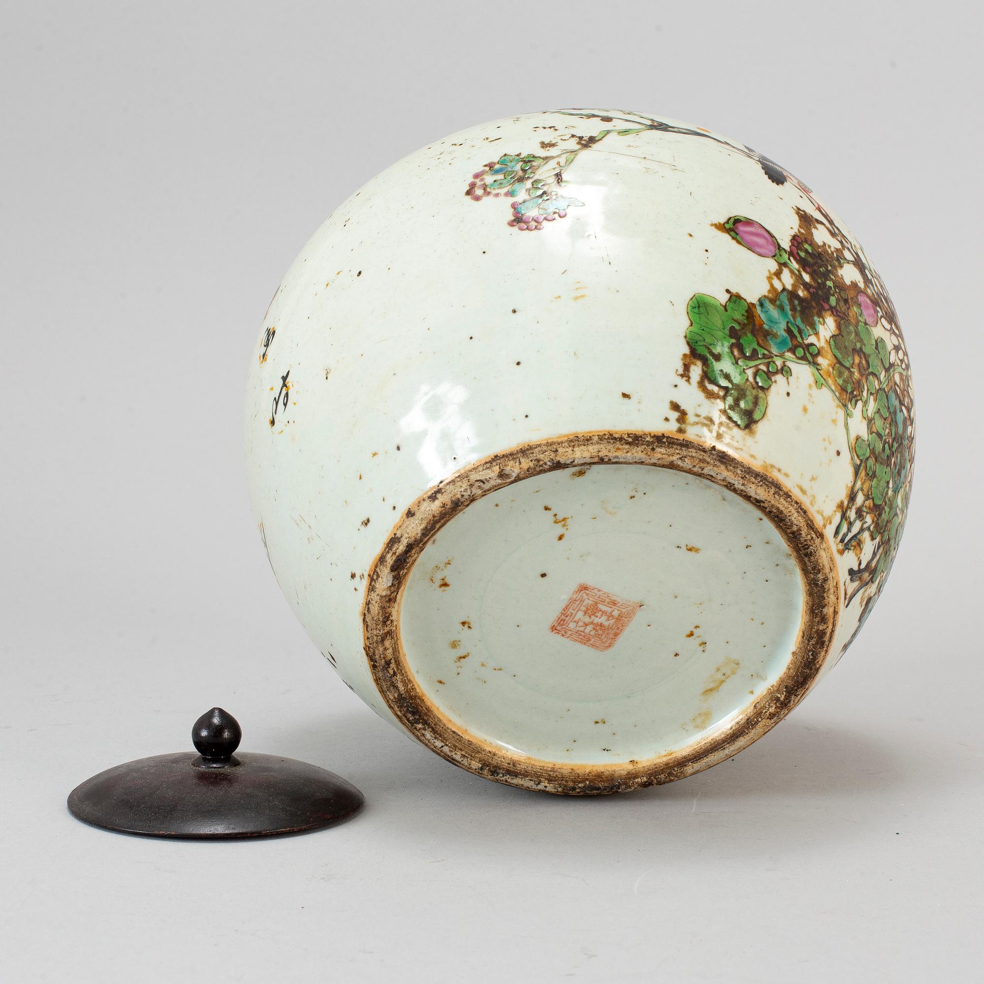 A famille rose porcelain jar, Qing dynasty, 19th century.