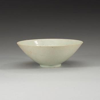 A turquoise glazed bowl with combed and carved floral patterns, Song dynasty (960-1279).