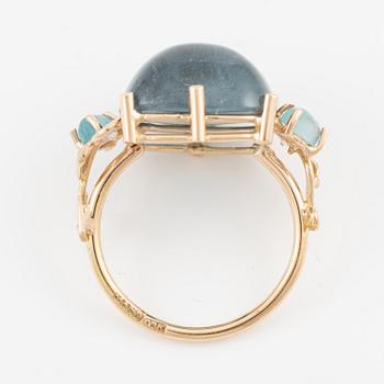 Ring, Mandelstam, 18K guld med cabochonslipad blå turmalin, apatiter och briljantslipade diamanter.