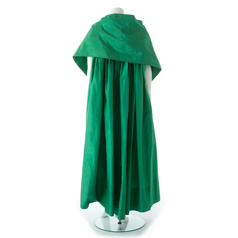 MÄRTHASKOLAN, a green silk evening coat.