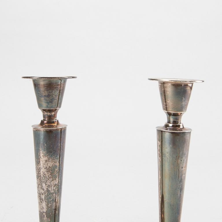 A pair of silver candlesticks. Eric Råström, Stockholm. 1945. Total weight 400 gram.