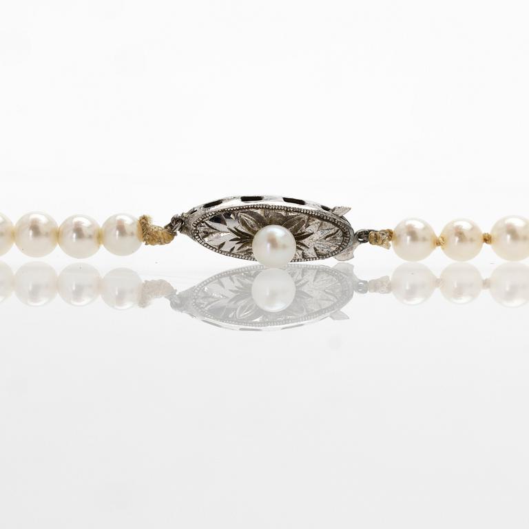 Necklace of graduated cultured pearls with a silver clasp.