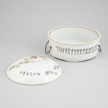 Matkärl med lock, porslin, Kina, omkring år 1900.