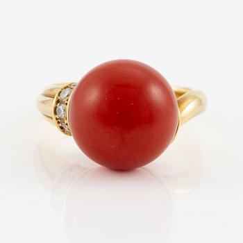 Ring, 14K gold with coral and smaller brilliant-cut diamonds.