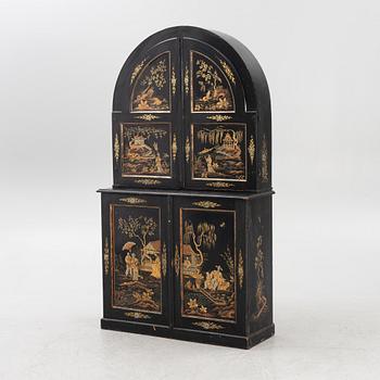 A Chinoiseries cabinet, 18th century and early 1900.