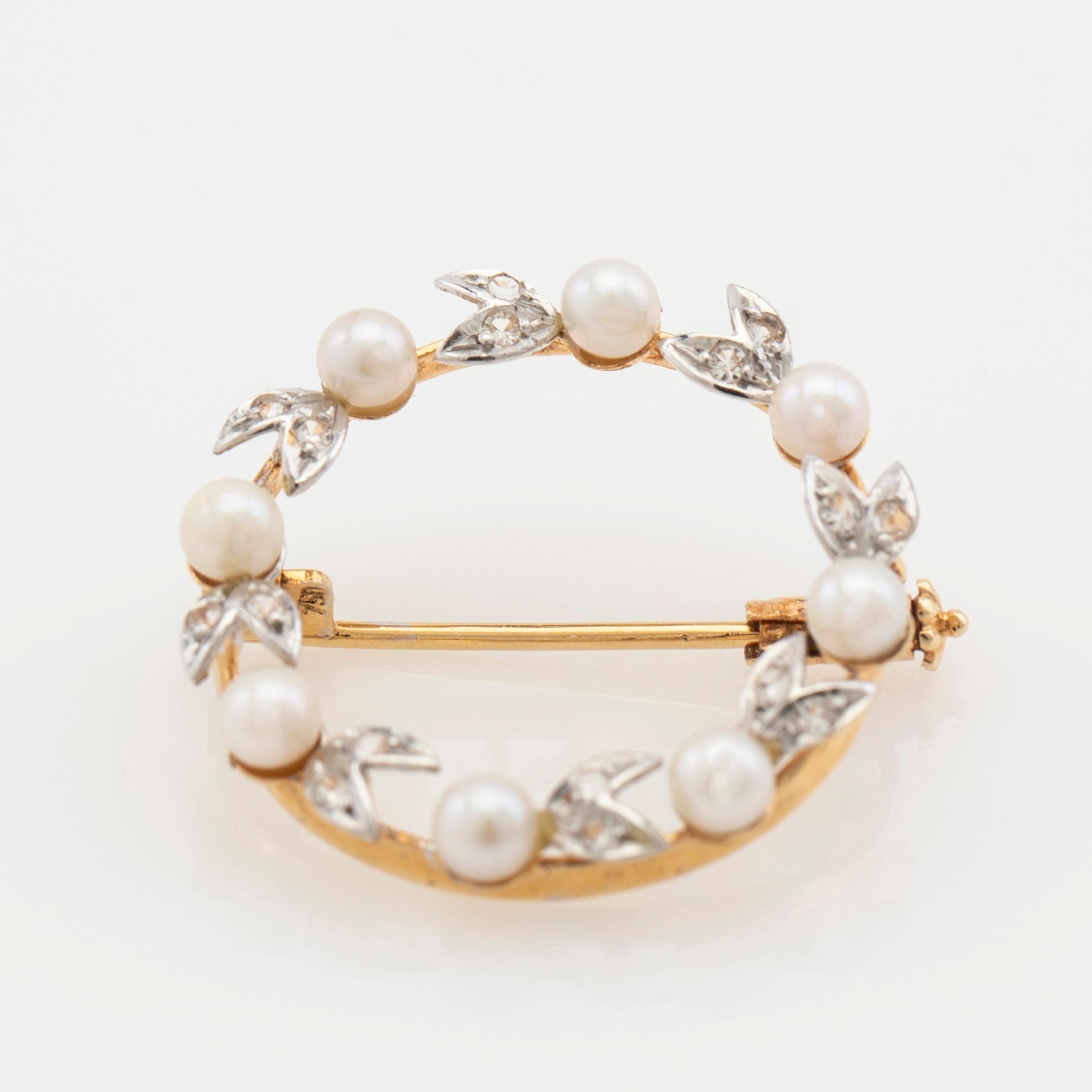 Brooch, 18K gold set with brilliant-cut diamonds and pearls.