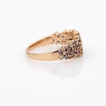 Ring, 18K roséguld med rosa och blå safirer och briljantslipade diamanter.