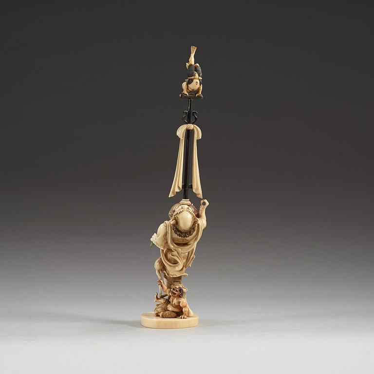 OKIMONO, elfenben, pärlemor, trä. Japan, Meiji (1868-1912).