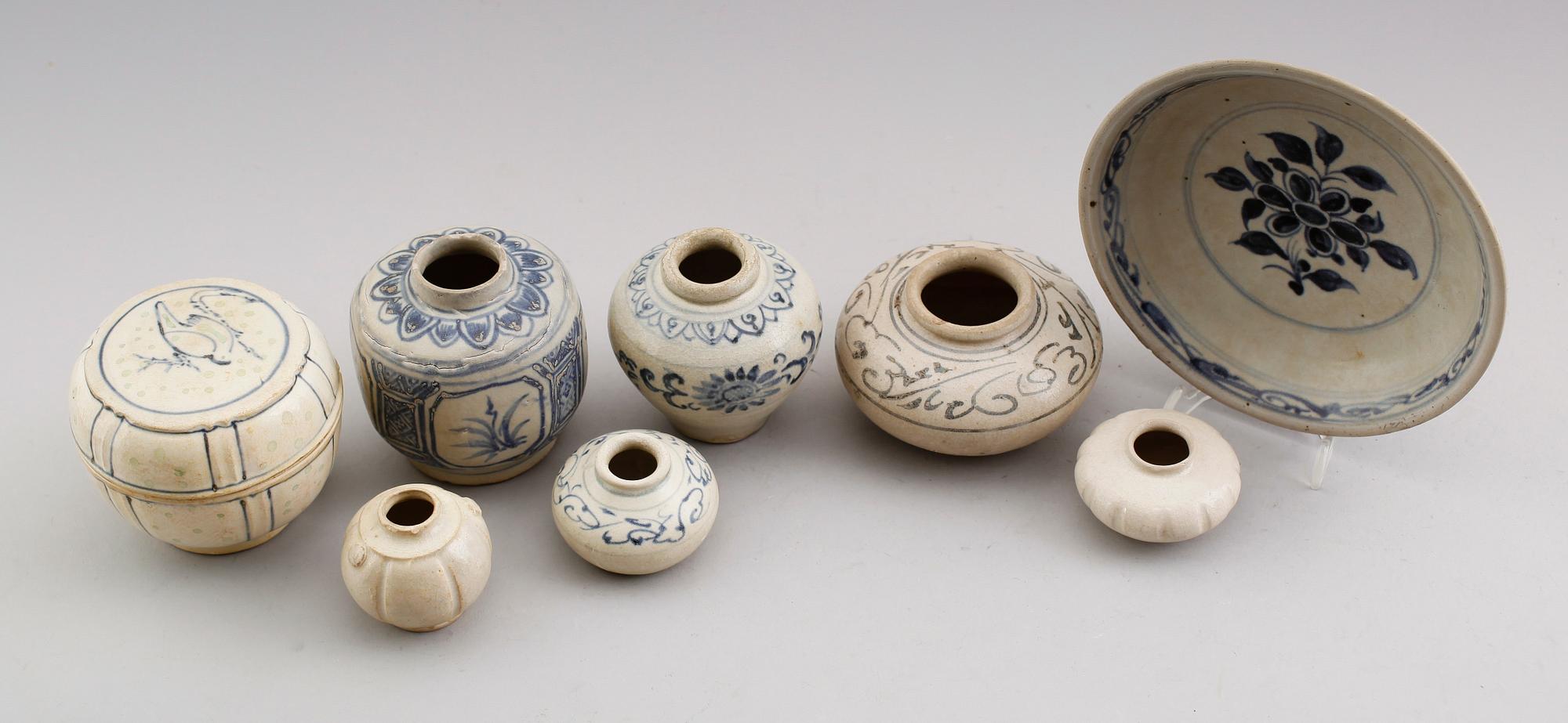 PORSLINSFÖREMÅL, 8 delar, Annam, Vietnam 1300-/1400-tal.