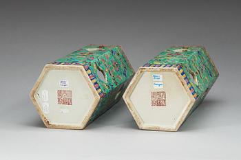 PERUKSTOCKAR/LYKTOR, ett par, porslin. Qing dynastin med Guangxus märke.