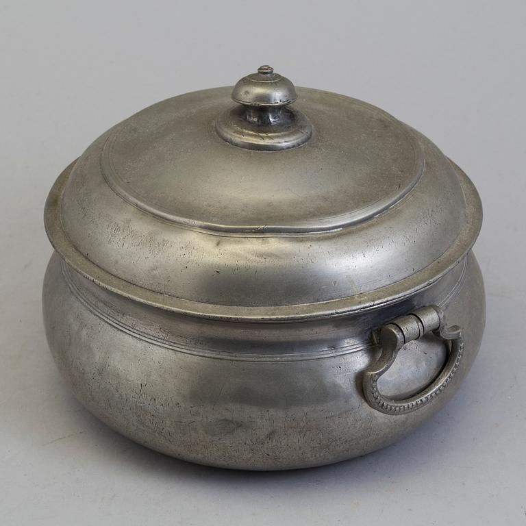 A swedish pewter bowl and lid, Gustaf Wilhelm Lindberg, Örebro 1851.