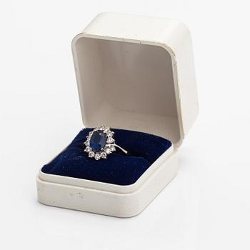 Sormus, 18K valkokultaa, safiiri n. 2.20 ct ja timantteja n. 0.70 ct yht. Suomalaiset tuontileimat 1991.