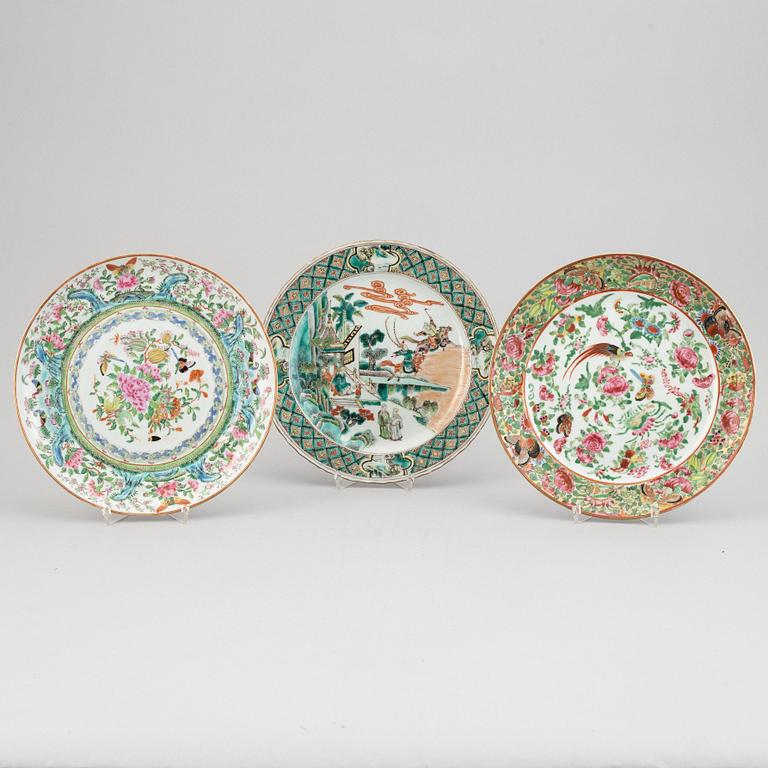 Three famille rose and famille verte plates, Qing dynasty, late 19th century.