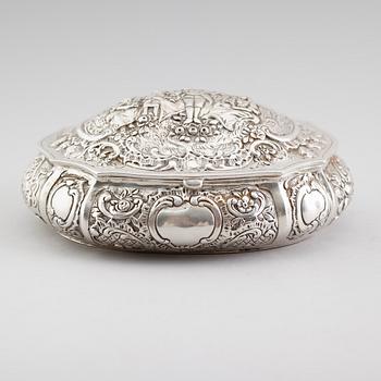 DOSA, silver, möjligen Frankrike, 1900-talets första hälft. Vikt ca 166 gram.