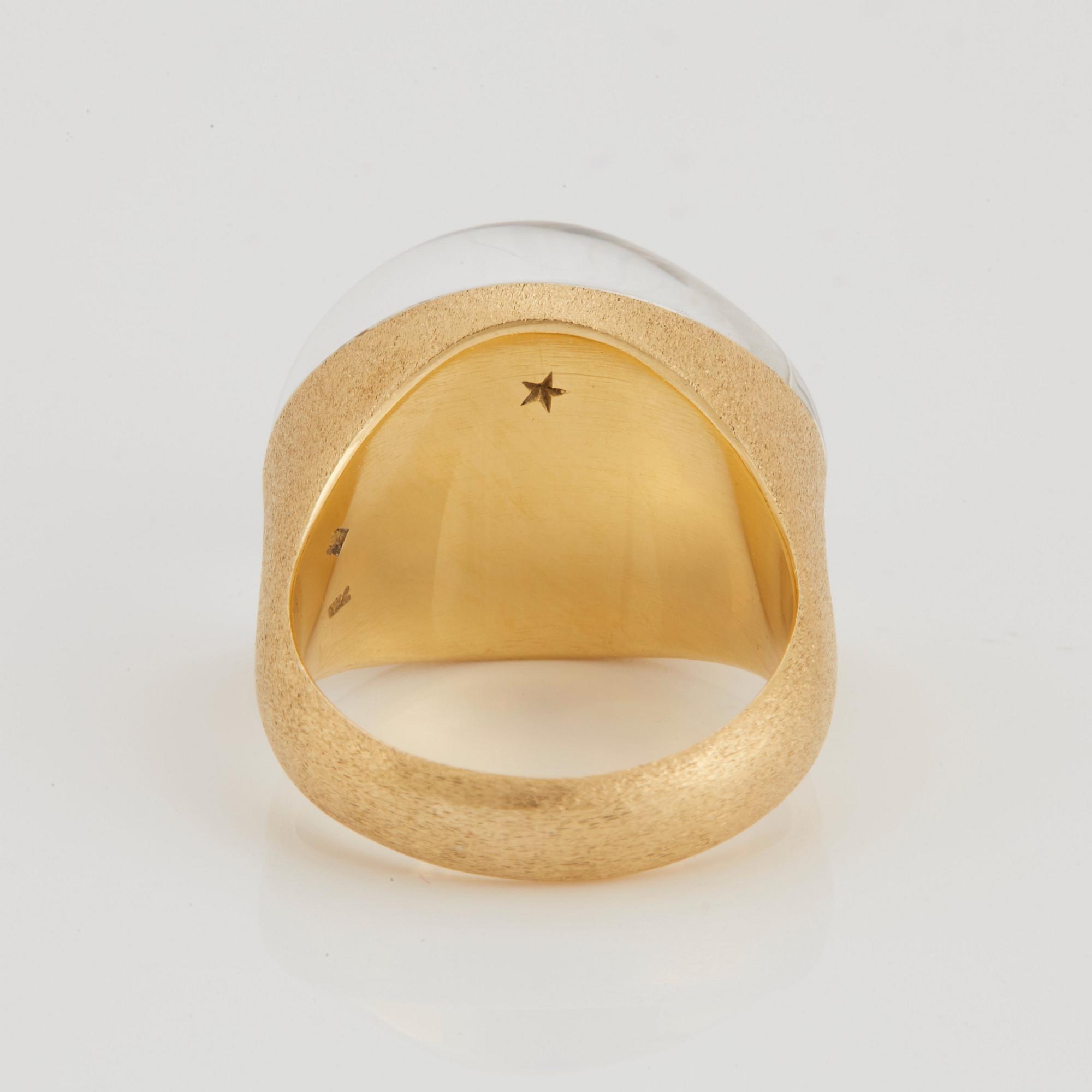 H Stern ring med en cabochonslipad bergkristall.