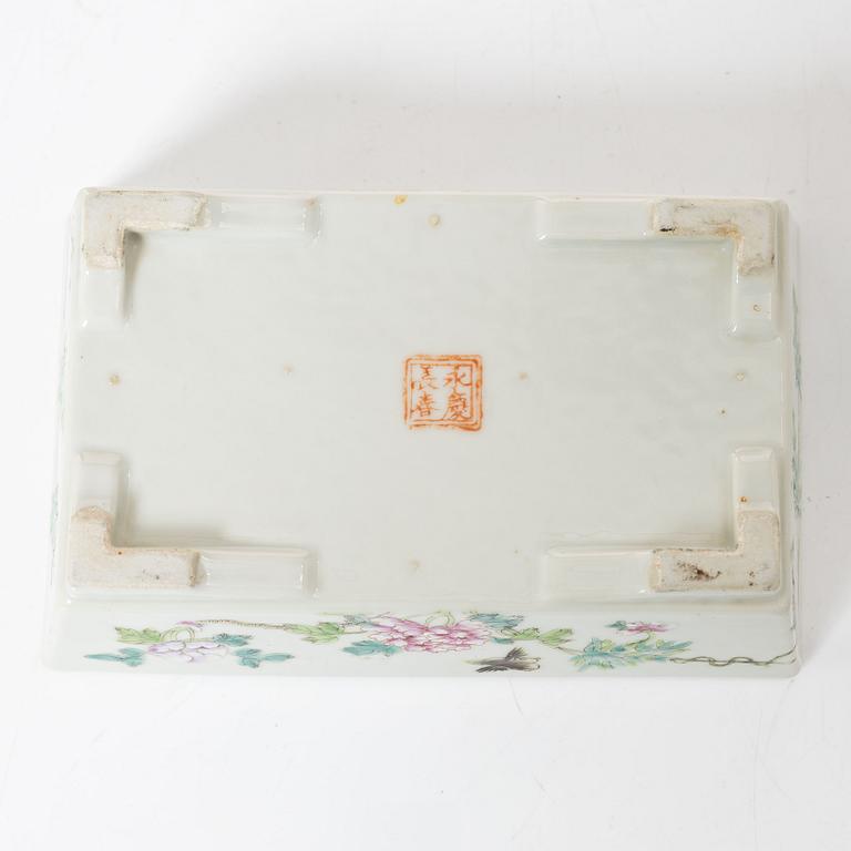 A Chinese famille rose porcelain flower pot and two cups, 20th century.