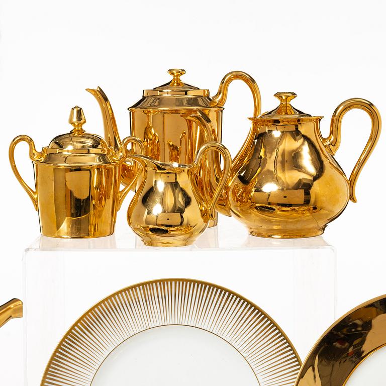 Service pieces, 91 pcs, mostly Porcelain de Paris.