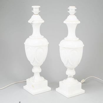 BORDSLAMPOR, ett par, alabaster, Italien, 1900-talets andra hälft.