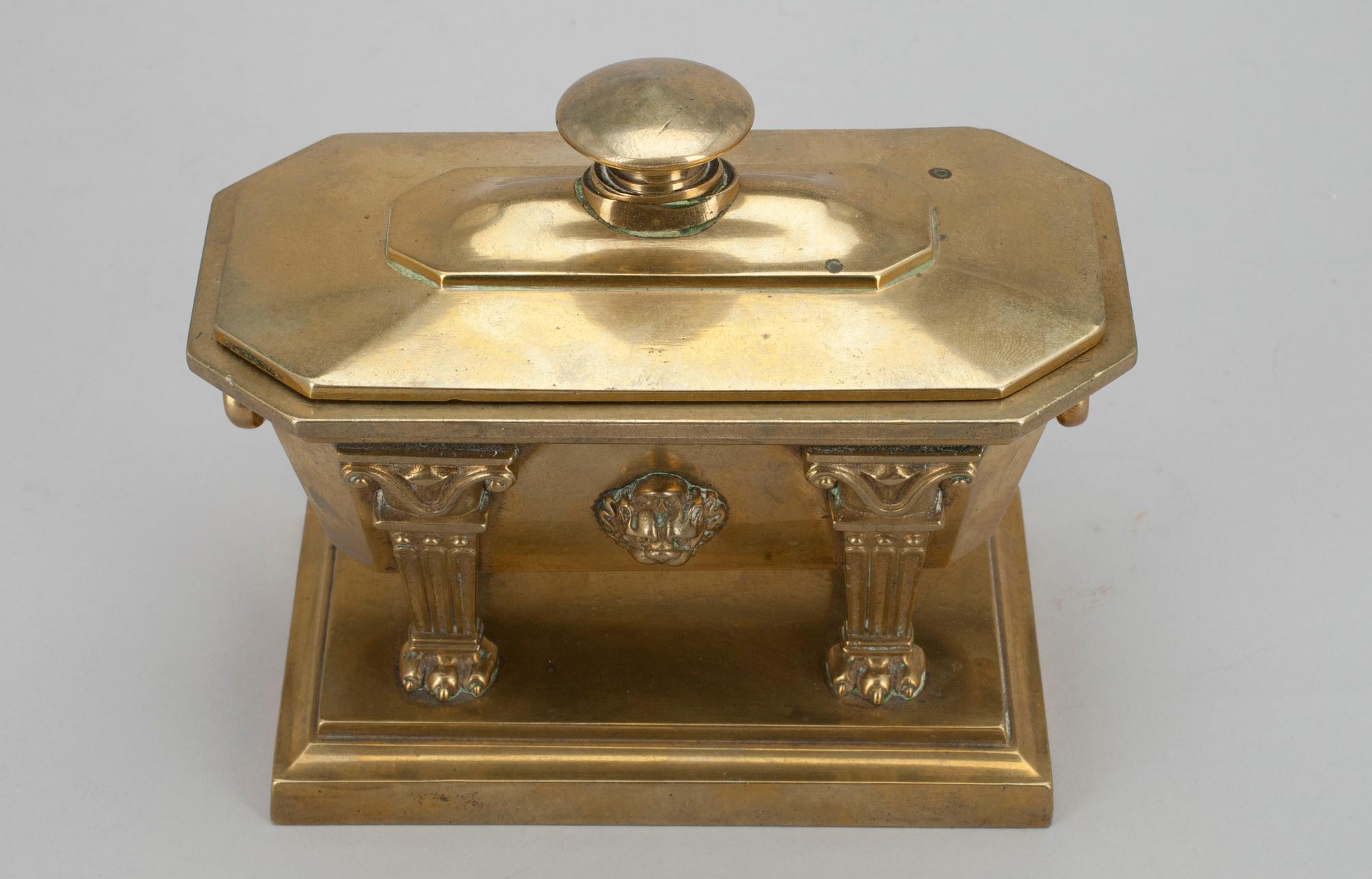 SOUVENIR / ASK, mässing, i form av sarkofag, 1800-tal.