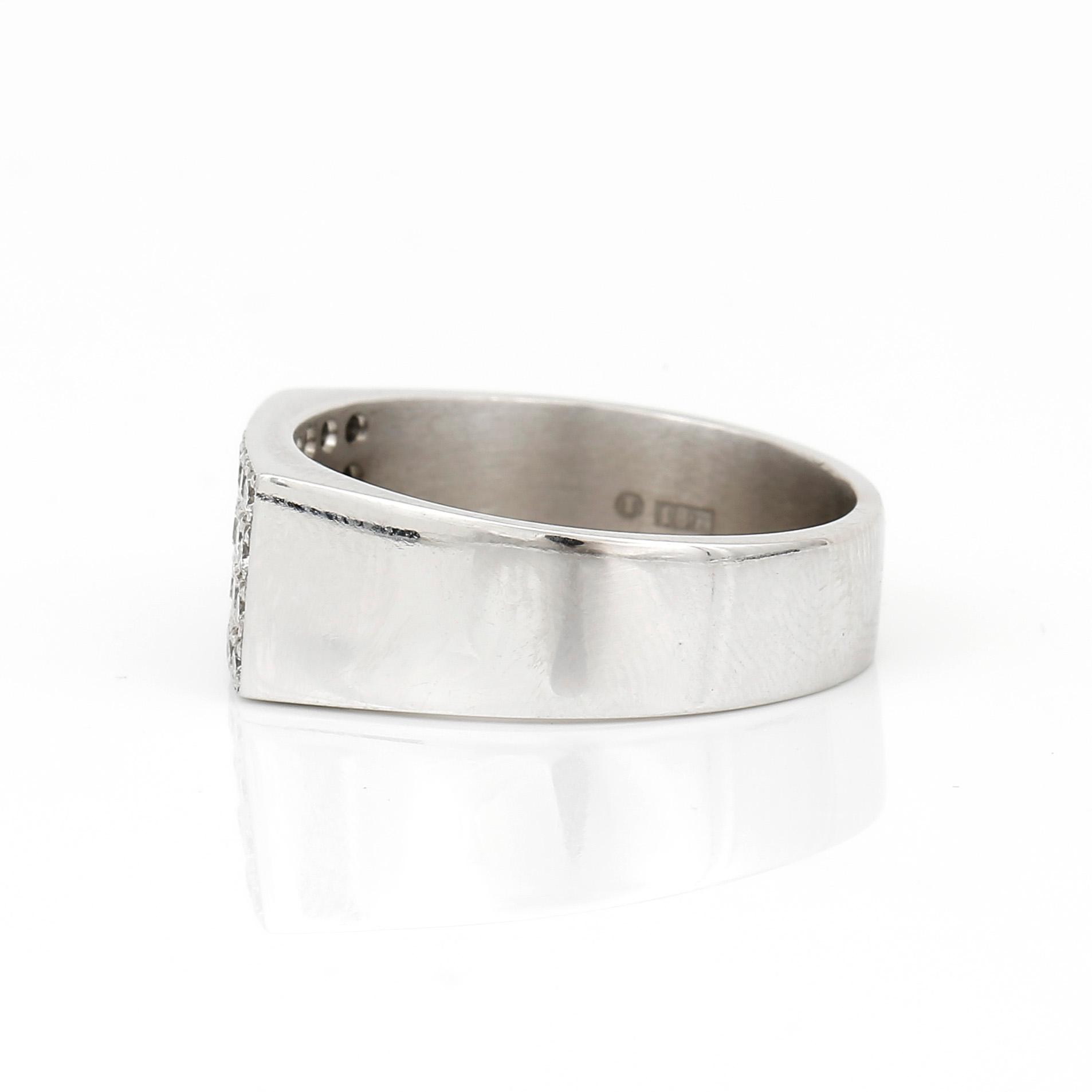 RING, 18K vitguld med briljantslipade diamanter, tot ca 0,64 ct. Total vikt ca 11,78 g.