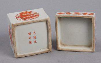 ASK MED LOCK, porslin, samt PENSELVAS, trä, Kina. 1900/2000-tal.