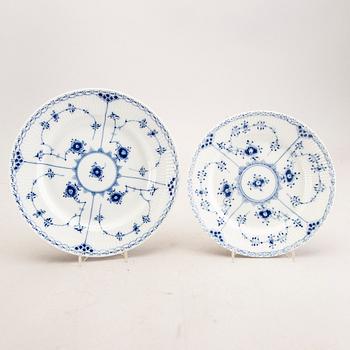 A Royal Copenhagen Muselmalet halvblonde 1940s 51 pcs porcelain dinner service.