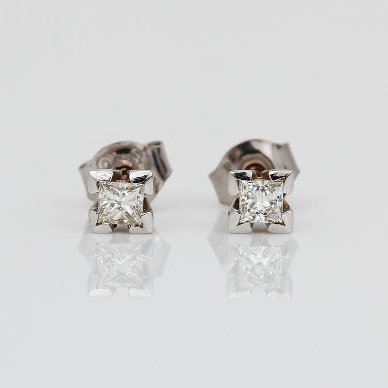 ÖRHÄNGEN, ett par, 18K vitguld med prinsesslipade diamanter tot ca 0,36 ct. Vikt 1,26 gram.