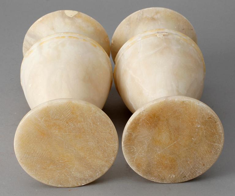 URNOR, ett par, alabaster, 1900-tal.