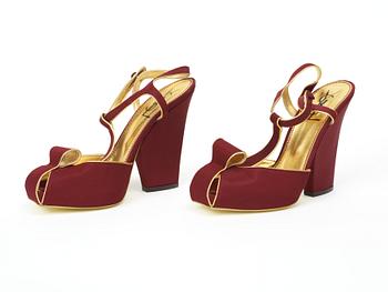 376. A pair of lady shoes by Yves Saint Laurent.
