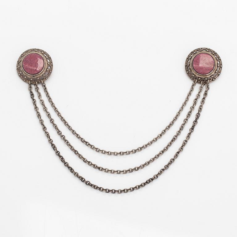 Kai Lindström, Kragsmycke, sterlingsilver, granit. Kalevala Koru, Helsingfors 1993.