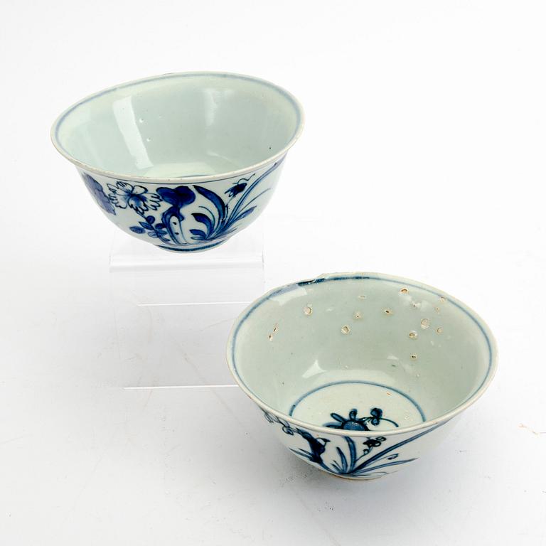 A pair of blue and white bowls, Ming dynasty, 17th Century.
