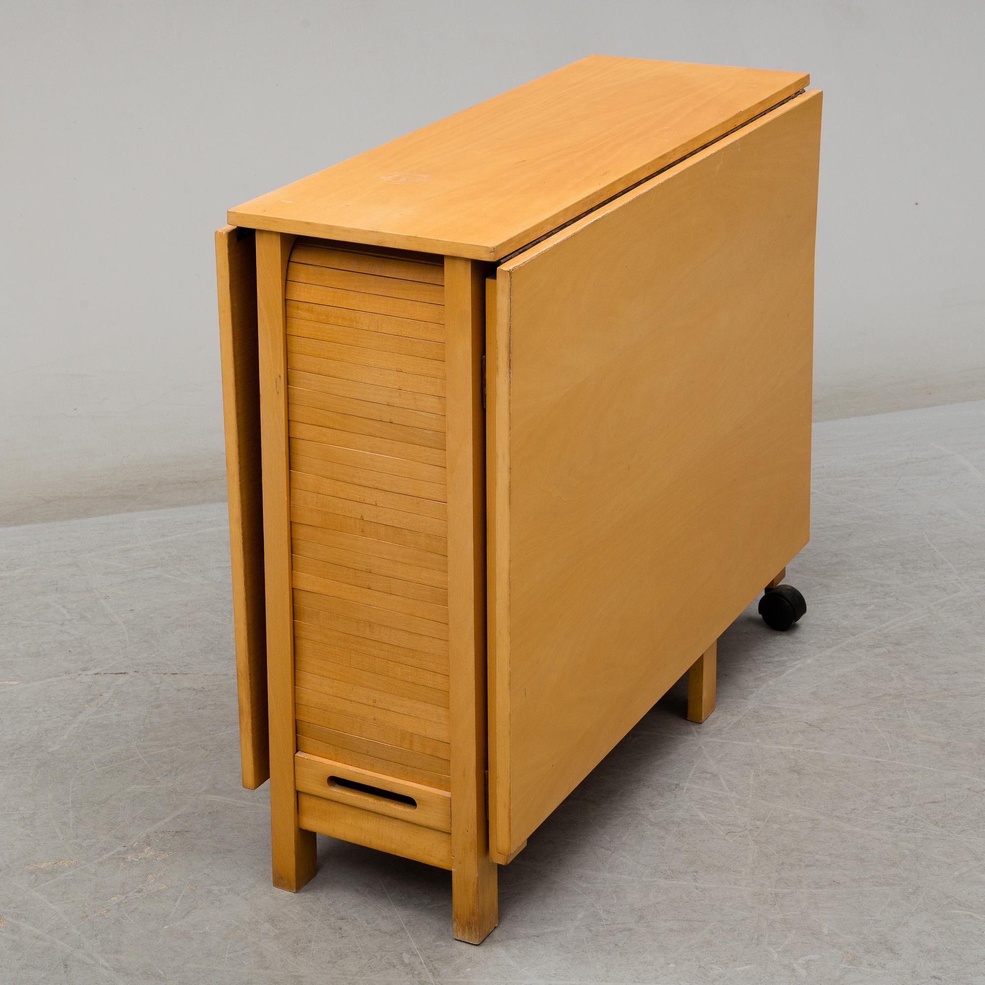 A gateleg table and 4 chairs, late 20th century.