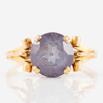 Ring 18K gold with a purple stone.