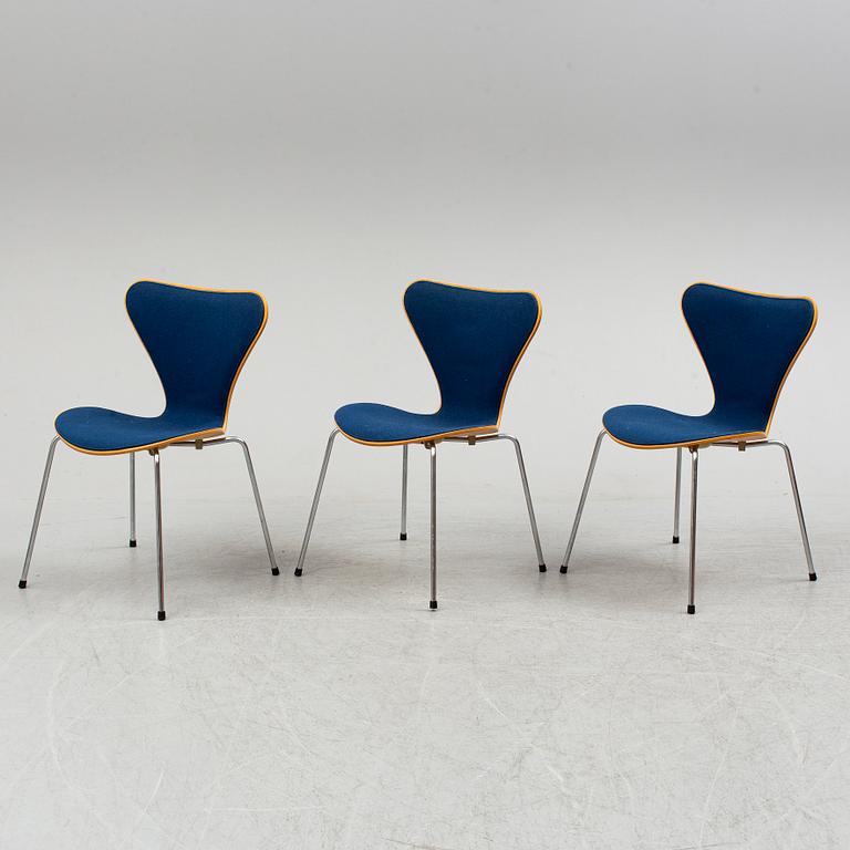 ARNE JACOBSEN, stolar 3 st, ”Sjuan”, Fritz Hansen, Danmark, 1988.