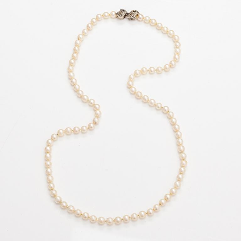 A pearl collier with cultured pearls and an 18K white gold clasp with diamonds ca. 0.42 ct in total.
