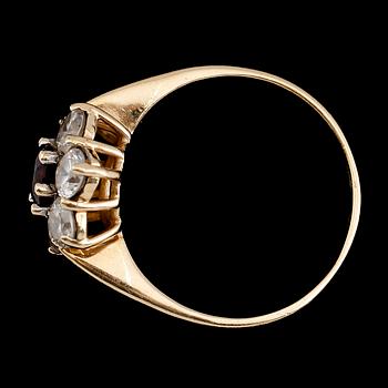 RING, 14 k guld med blå sten omgiven av vita stenar. Total vikta ca 3 gram.