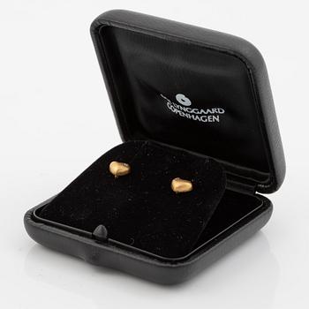 Ole Lynggaard a pair of earrings in 18K gold set with round brilliant-cut diamonds, in the shape of hearts.