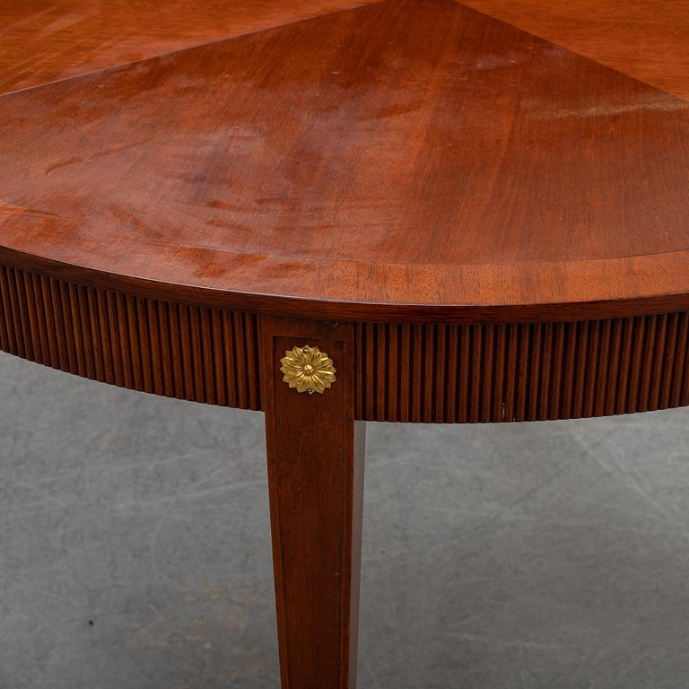 A gustavian style mahogany dining table from the mid 20th century.